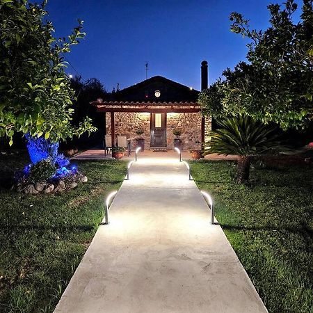 Patras Stonehouse With Large Yard - Πέτρινο Σπίτι Με Αυλή Villa Paralia  ภายนอก รูปภาพ