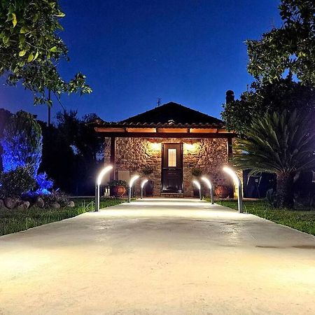 Patras Stonehouse With Large Yard - Πέτρινο Σπίτι Με Αυλή Villa Paralia  ภายนอก รูปภาพ