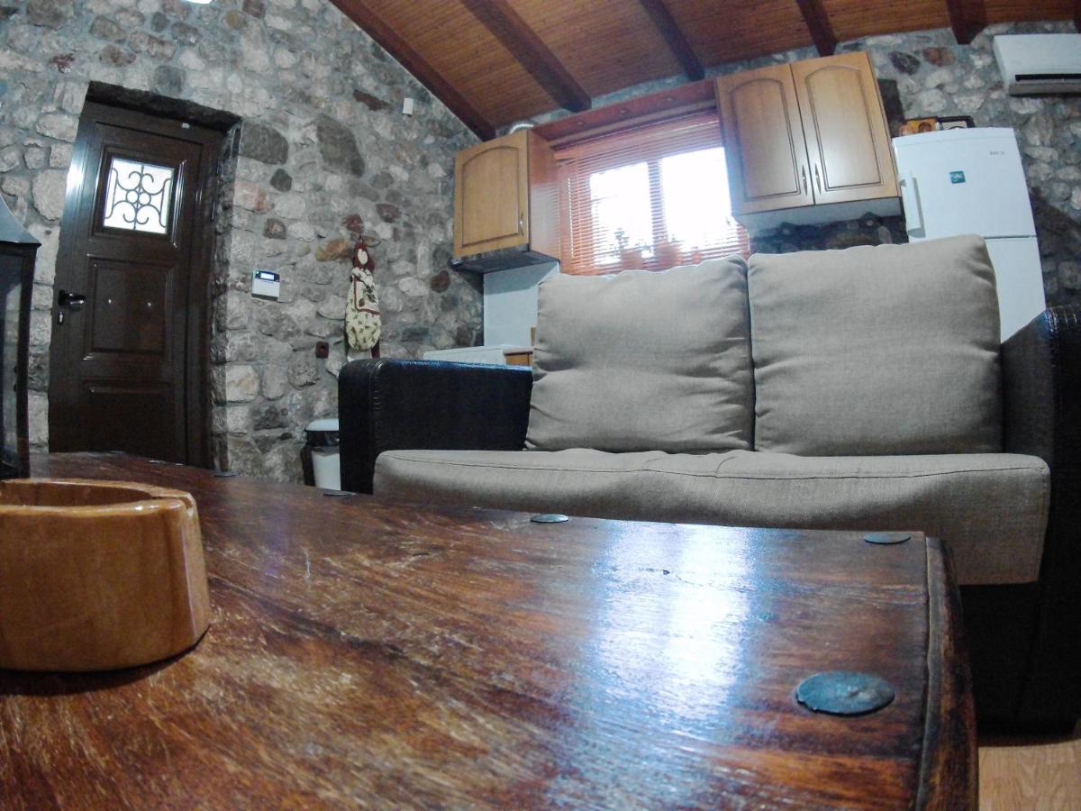 Patras Stonehouse With Large Yard - Πέτρινο Σπίτι Με Αυλή Villa Paralia  ภายนอก รูปภาพ