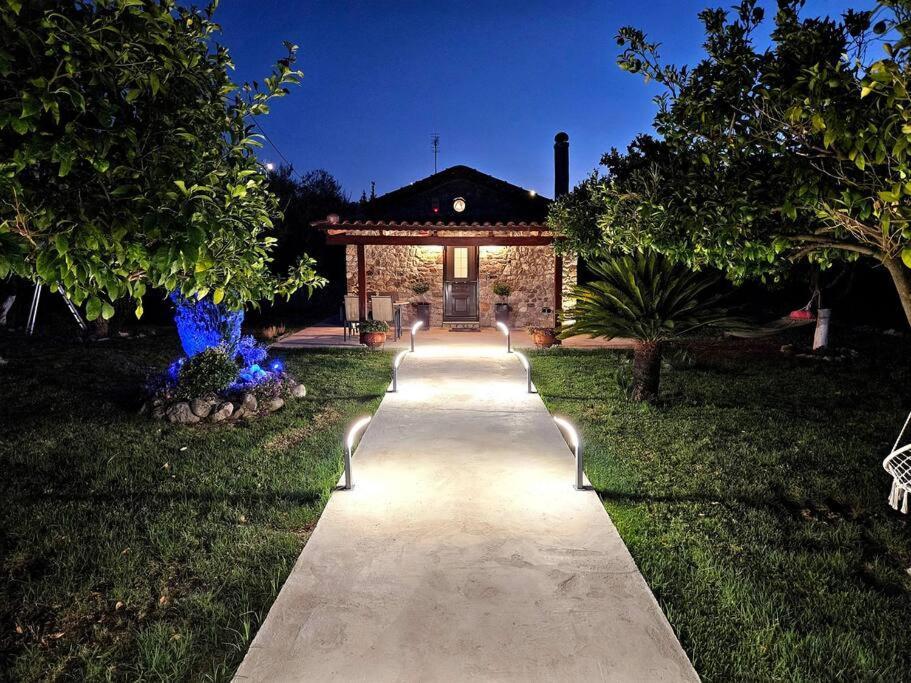 Patras Stonehouse With Large Yard - Πέτρινο Σπίτι Με Αυλή Villa Paralia  ภายนอก รูปภาพ